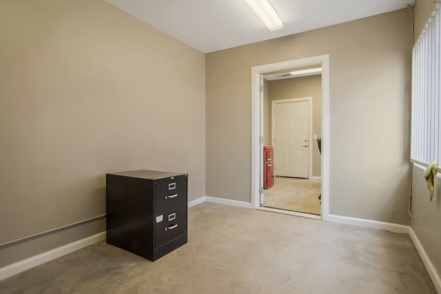 More Photos Of 14768 Calvert St, Van Nuys Warehouse For Sale