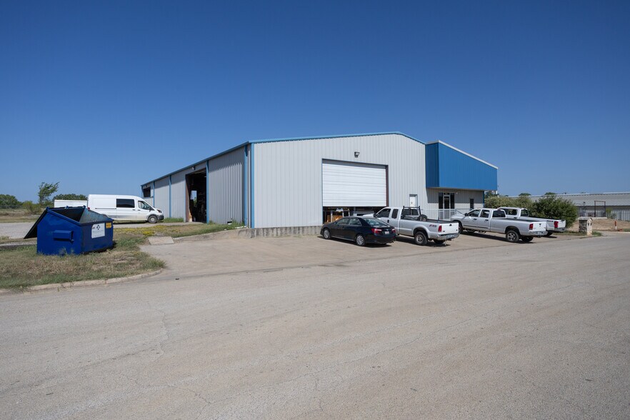 More Photos Of 328 Thomas Pl, Everman Manufacturing For Sale
