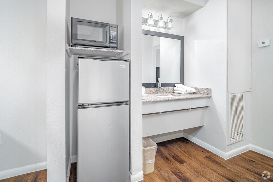 More Photos Of 3616 Veterans Blvd, Del Rio Hotel For Sale