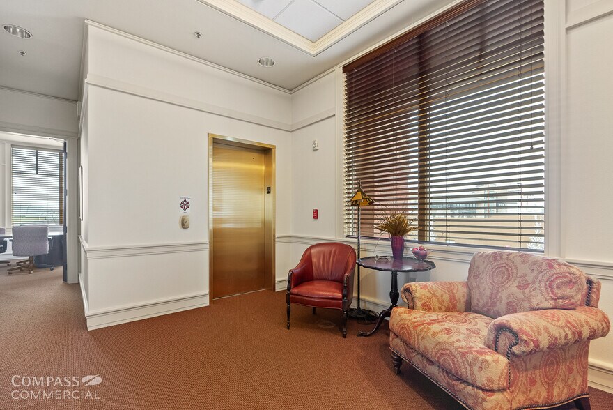 More Photos Of 735 SW 6th St, Redmond Office For Lease