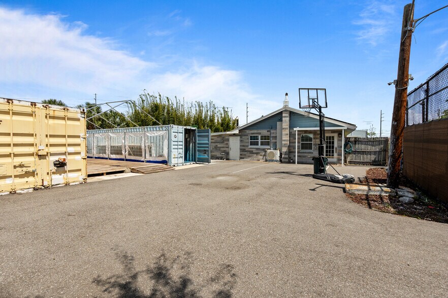 More Photos Of 5424 Edgewater Dr, Orlando Flex For Lease