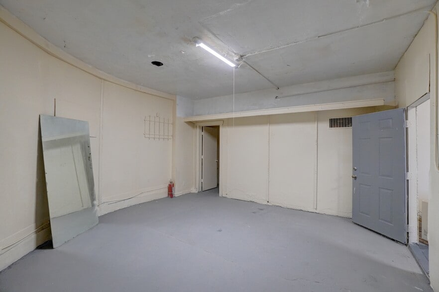 More Photos Of 10301 Whittier Ave, Detroit Auto Repair For Sale