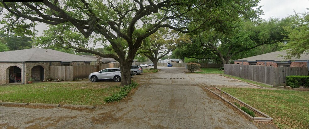 More Photos Of 8607 Bart Ln, Houston Apartments For Sale