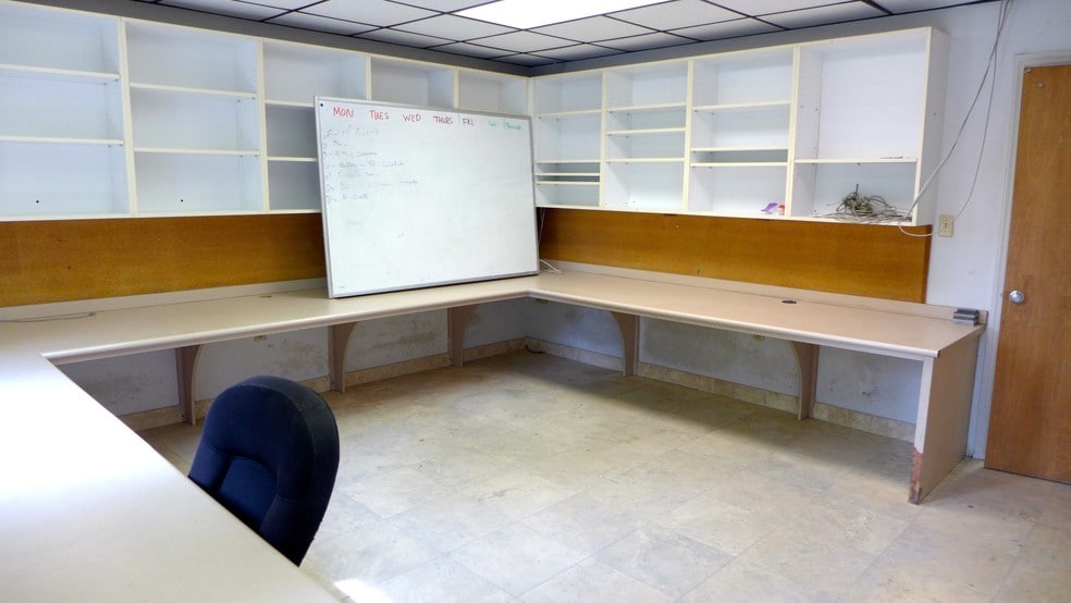 More Photos Of 1507 E Sugar Creek Rd, Charlotte Warehouse For Lease