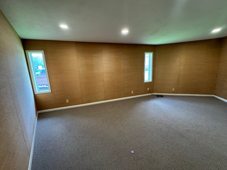 More Photos Of 1208 S Chestnut St, Lufkin Showroom For Sale