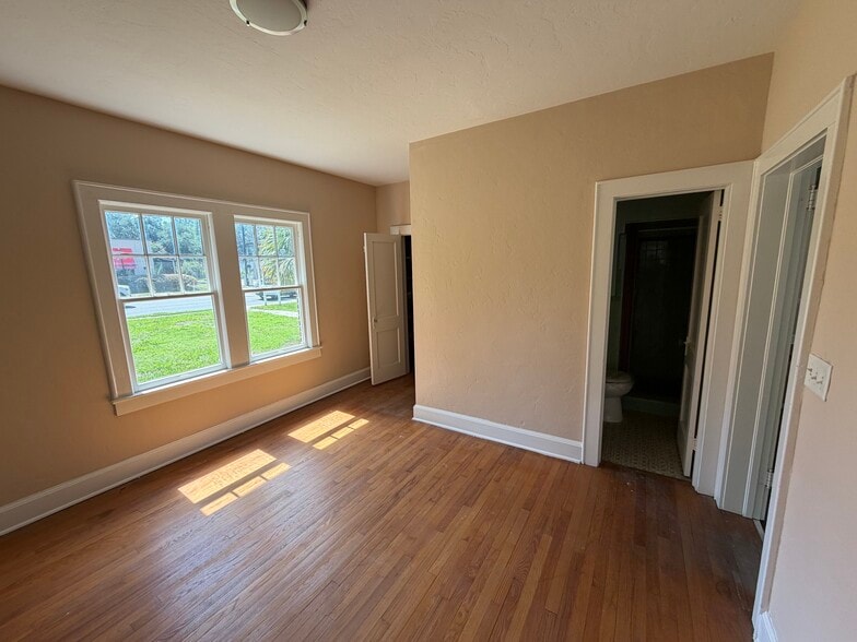 More Photos Of 1008 NW 13th St, Gainesville Office Residential For Lease
