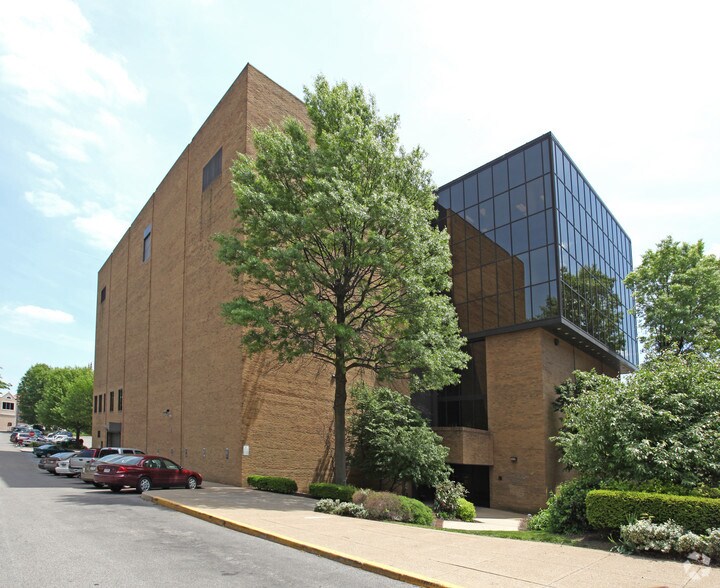 More Photos Of 1000 Fifth Ave, Huntington Medical For Lease