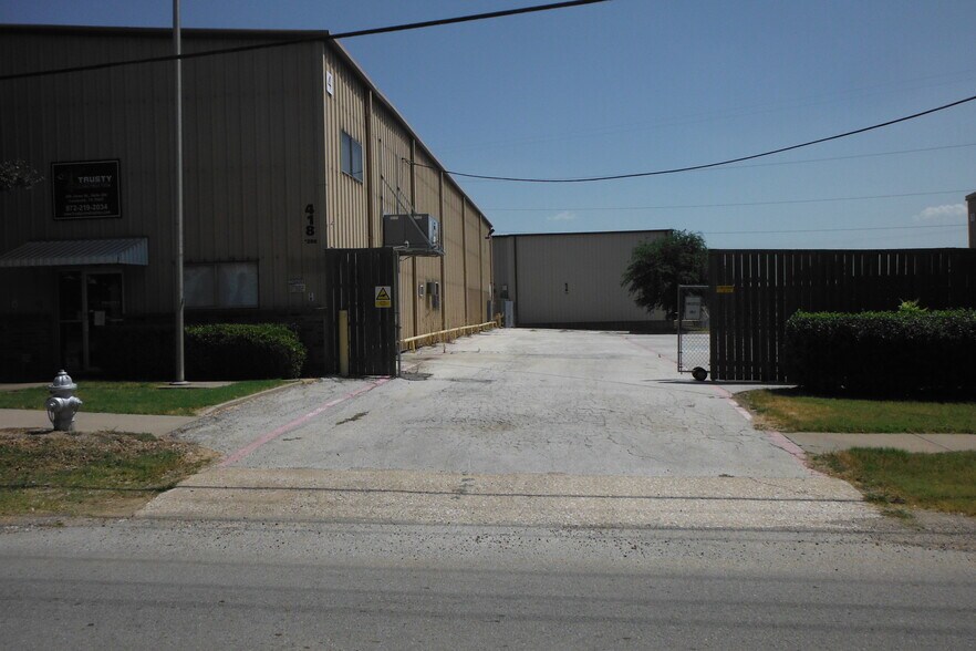 More Photos Of 418 E Jones St, Lewisville Warehouse For Lease