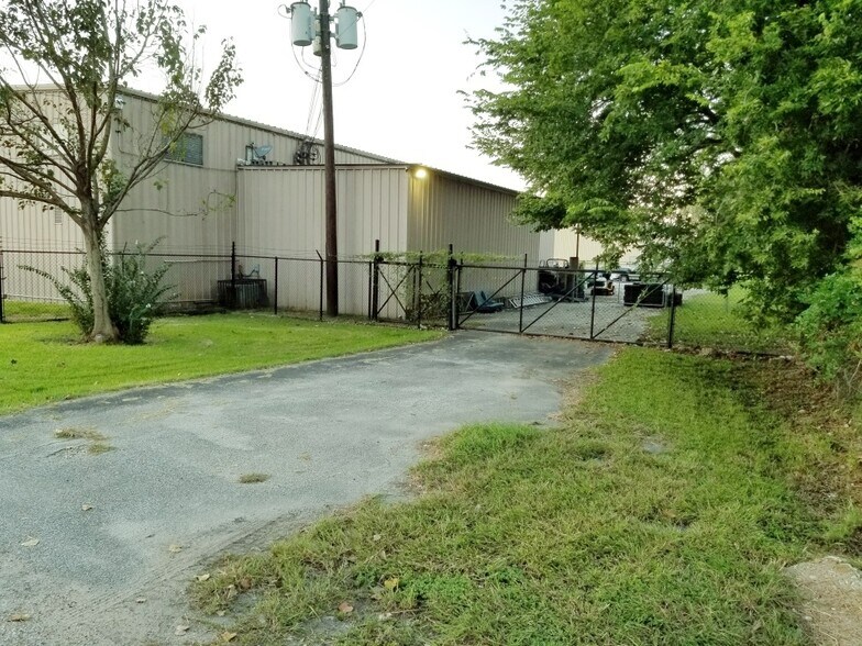 More Photos Of 410 W Canino Rd, Houston Manufacturing For Sale