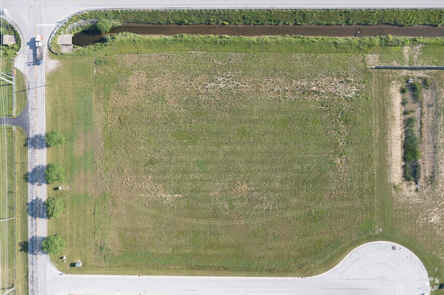 More Photos Of 2019 Clearwater Cir, Bowling Green Warehouse For Lease