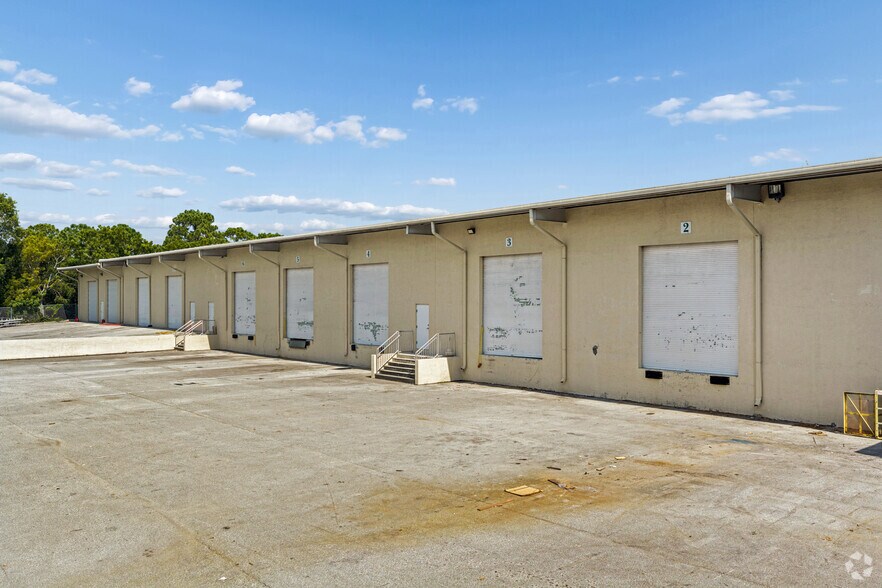 More Photos Of 740 NW Enterprise Dr, Port Saint Lucie Manufacturing For Lease