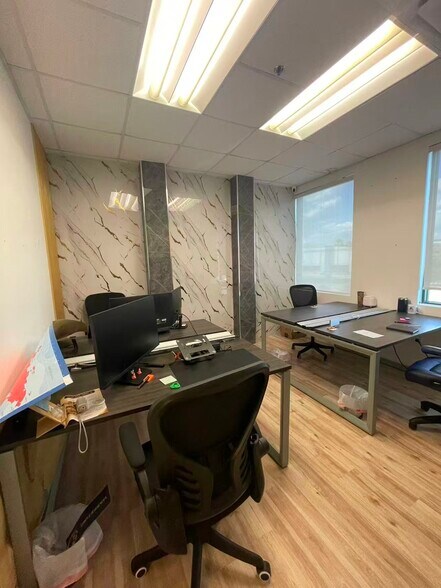 More Photos Of 7075 Kingspointe Pky, Orlando Showroom For Sale