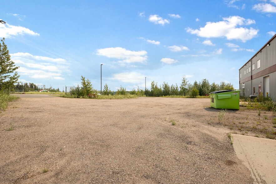 More Photos Of 105 Oak Crt, Anzac Warehouse For Sale