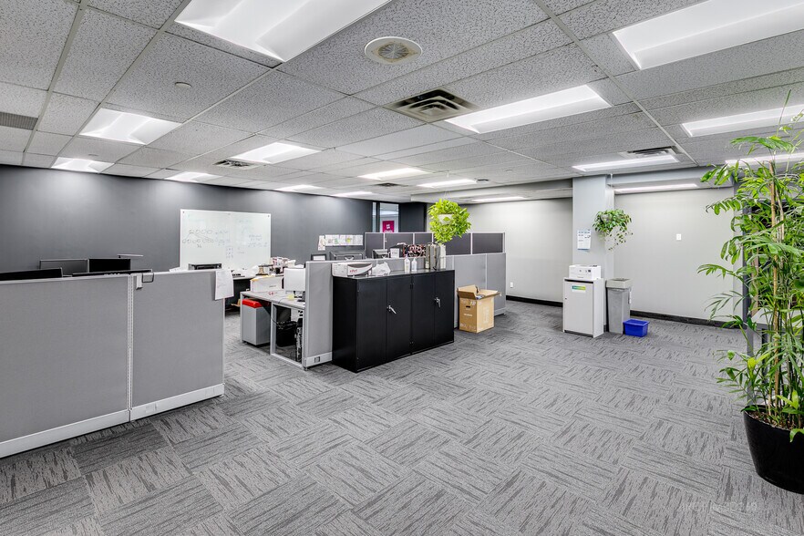 More Photos Of 3200 Rue 2E, Longueuil Warehouse For Lease
