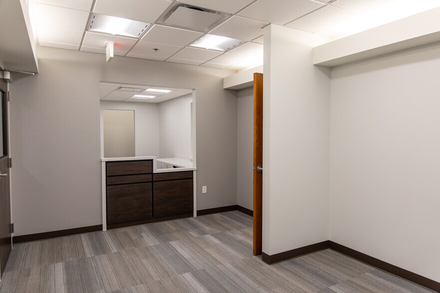 More Photos Of 17030 Lakeside Hills Plz, Omaha Medical For Lease