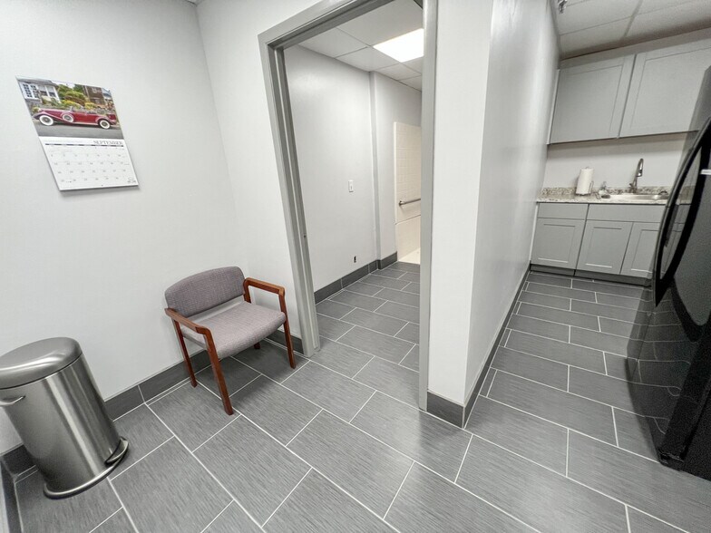 More Photos Of 108 Commercial Cir, Conroe Office Residential For Lease