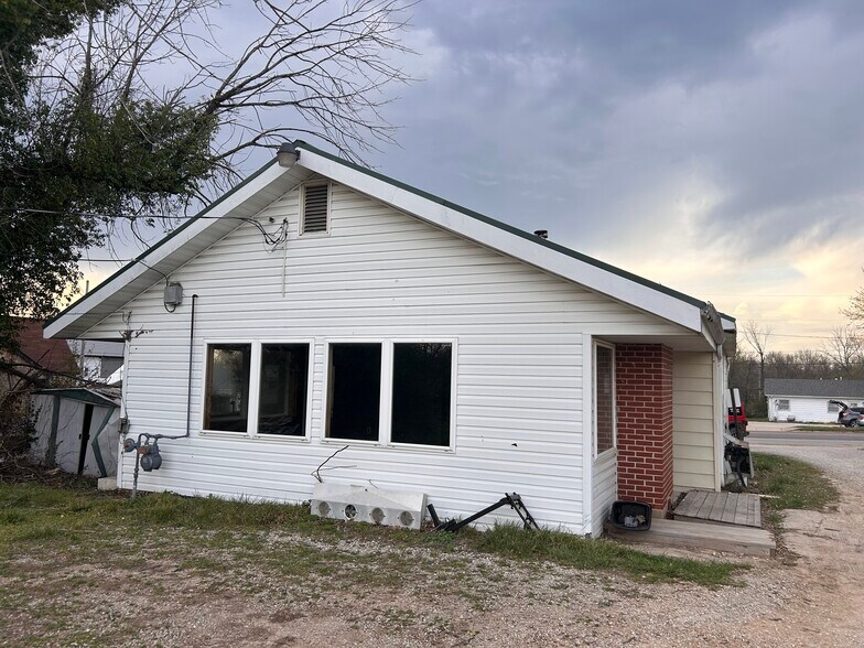 More Photos Of 310 E Washington St, Cuba Flex For Sale
