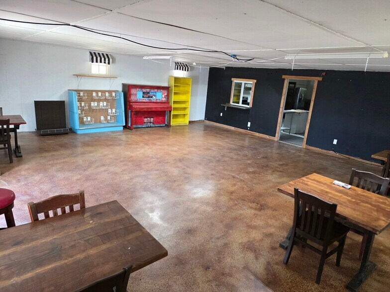 More Photos Of 110 County Road 421, Thorndale Freestanding For Sale