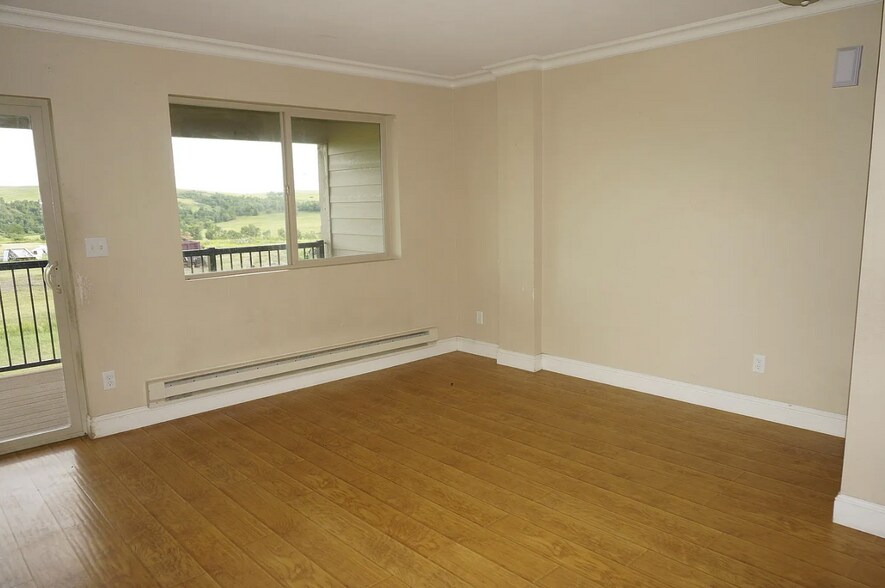 More Photos Of 1005 Main St, Gladstone Apartments For Sale