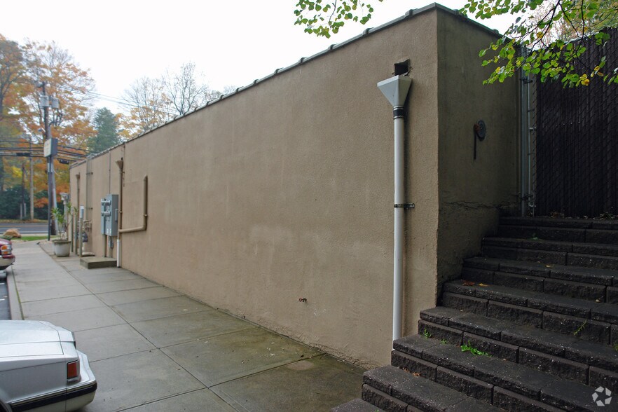 More Photos Of 830 W Jericho Tpke, Huntington Unknown For Lease