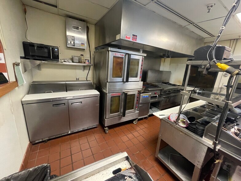 More Photos Of 1006 Commercial Dr, Buffalo Restaurant For Lease