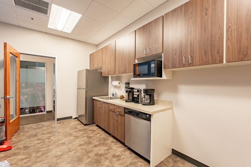 More Photos Of 1095 W Rio Salado Pky, Tempe Loft Creative Space For Sale