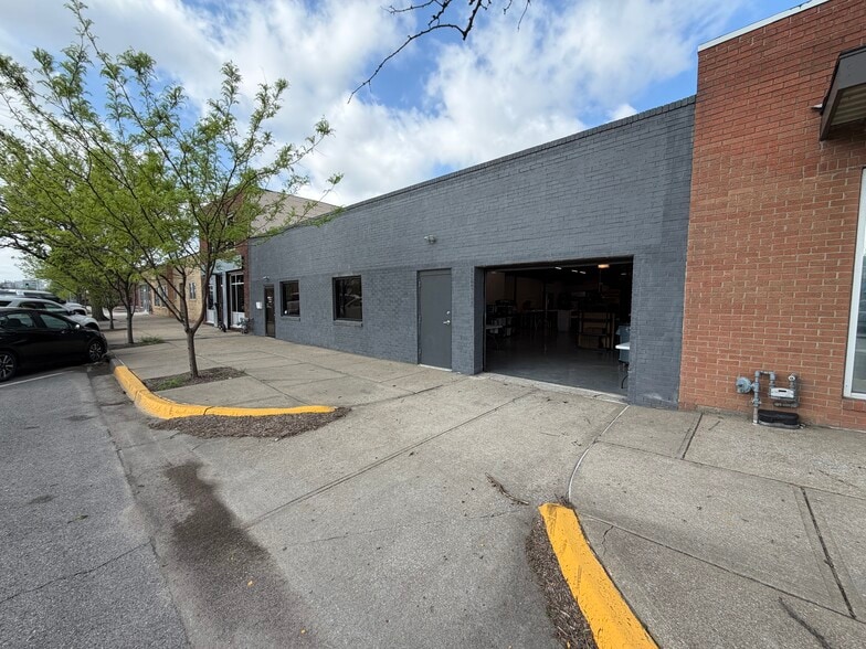 More Photos Of 1240 Swift Ave, North Kansas City Service For Sale