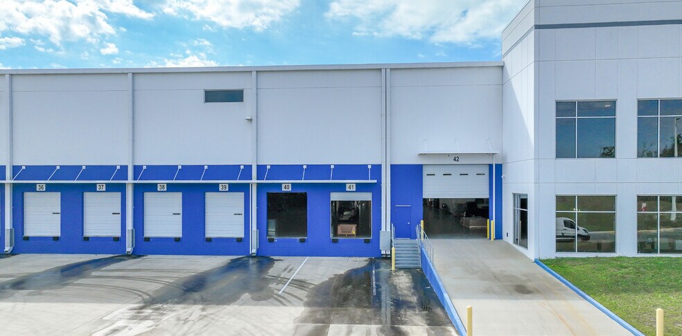 More Photos Of 3040 Shelby Industrial Dr, Apopka Distribution For Lease