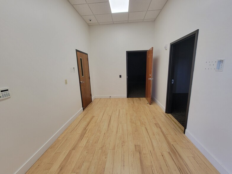 More Photos Of 2101 W 41st St, Sioux Falls General Retail For Lease