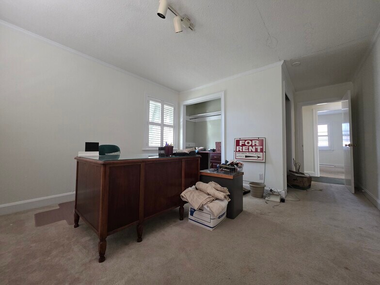 More Photos Of 2034 W 5th St, Washington Showroom For Sale