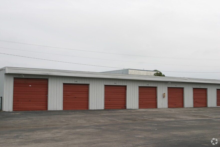 More Photos Of 6963 W Nasa Blvd, Melbourne Self Storage For Lease