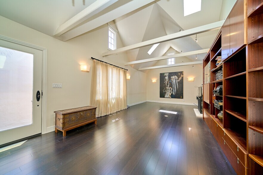 More Photos Of 1321-1325 Abbot Kinney Blvd, Venice Freestanding For Sale
