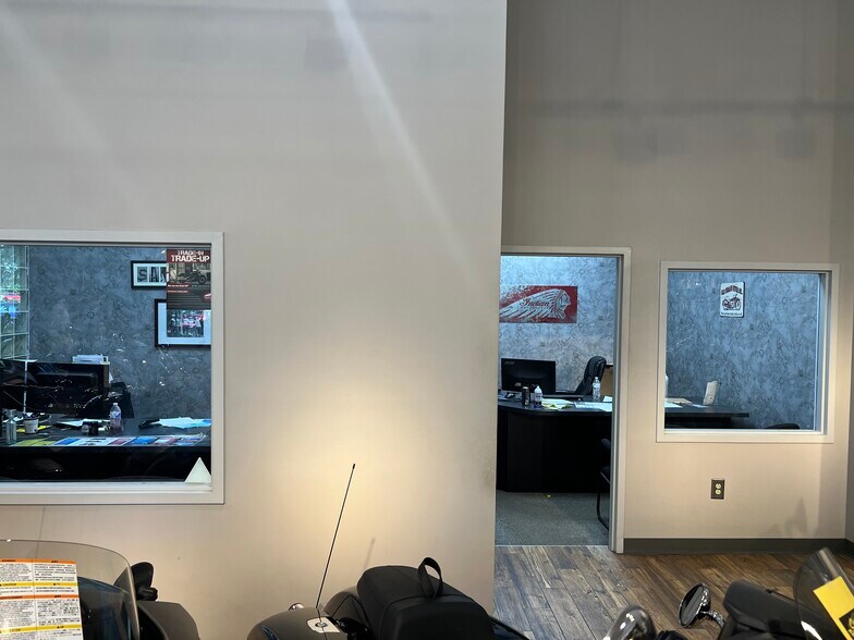More Photos Of 6 Gateway Blvd W, Savannah Auto Dealership For Lease
