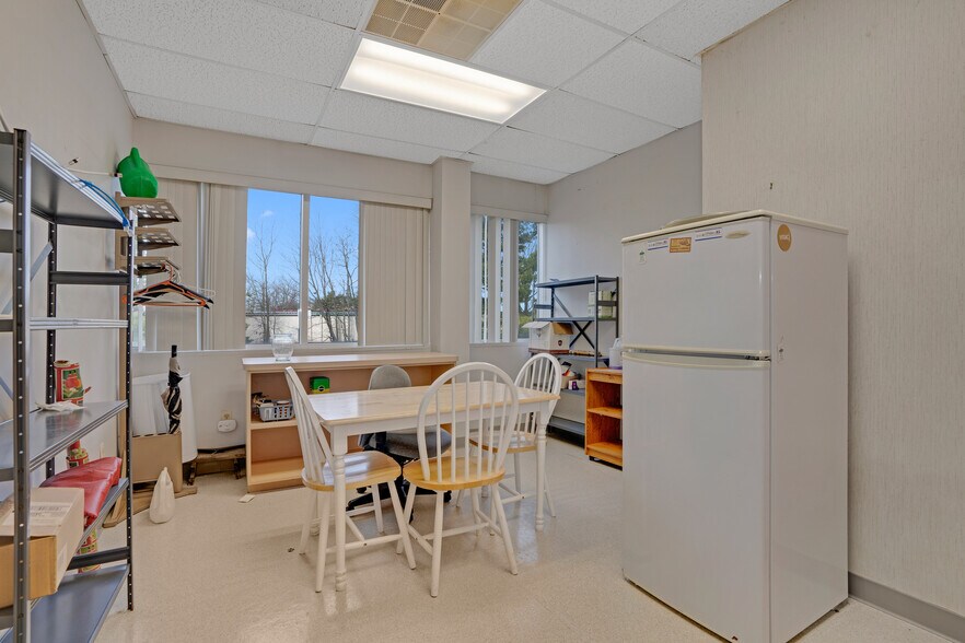 More Photos Of 1656 Oak Tree Rd, Edison Medical For Lease