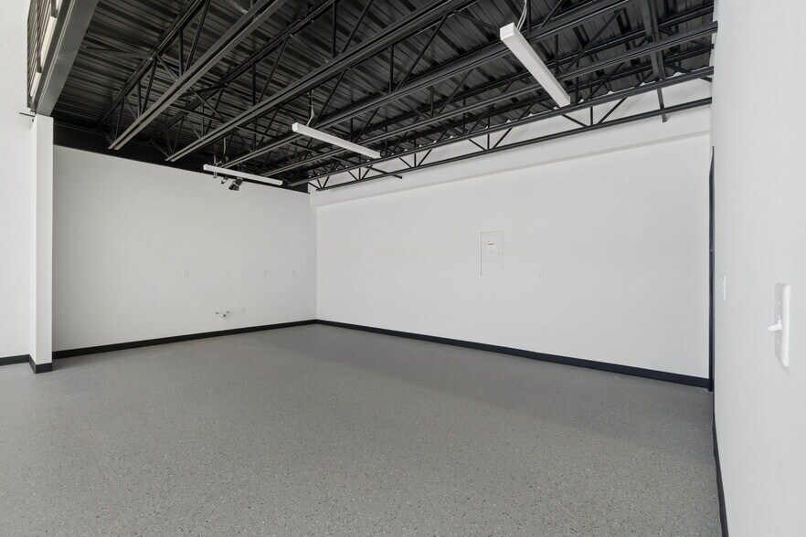 More Photos Of 7700 Broadway Ext, Oklahoma City Light Distribution For Sale