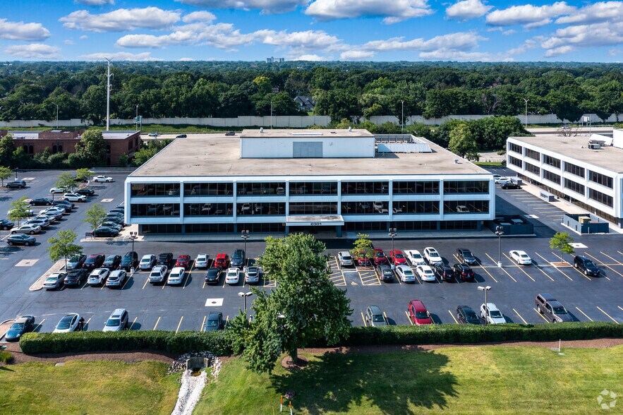 More Photos Of 2301 W 22nd St, Oak Brook Office For Lease