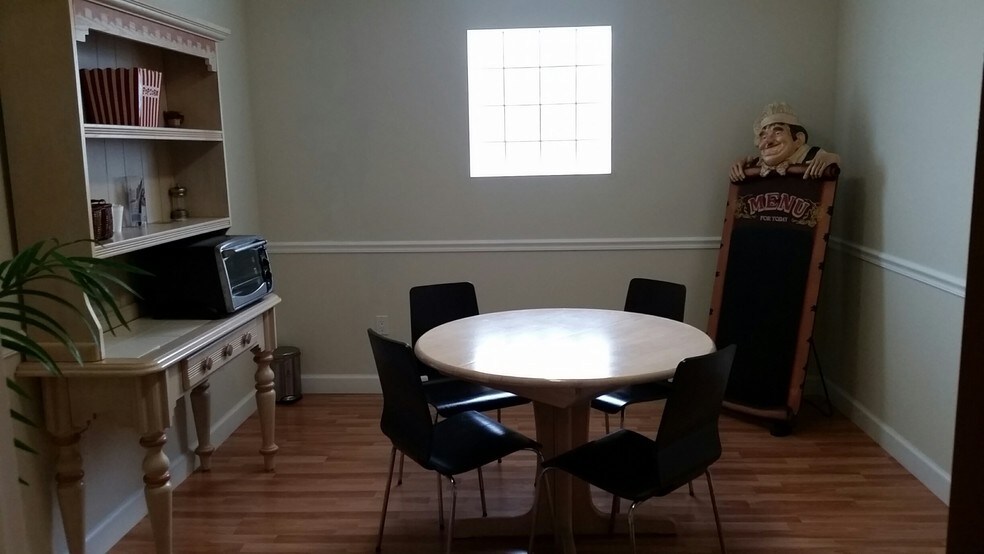 More Photos Of 7910 N Tamiami Trl, Sarasota Office For Lease