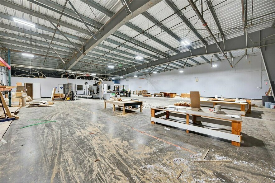 More Photos Of 2695 N Fowler Ave, Fresno Light Distribution For Lease