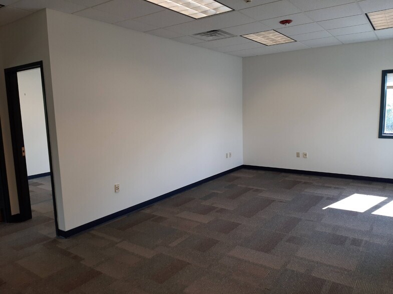 More Photos Of 550 Cayuga Rd, Buffalo Self Storage For Lease