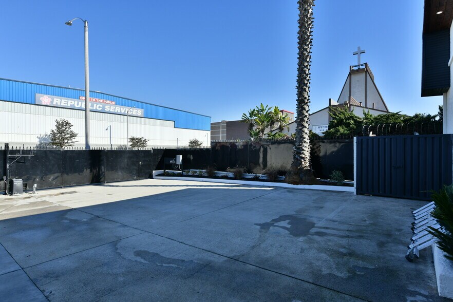 More Photos Of 1448 W Rosecrans Ave, Gardena Warehouse For Sale