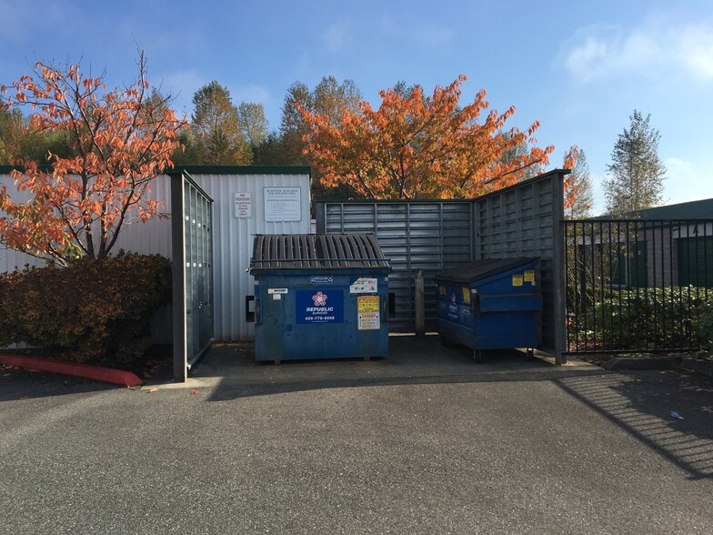 More Photos Of 14815 Chain Lake Rd, Monroe Showroom For Lease