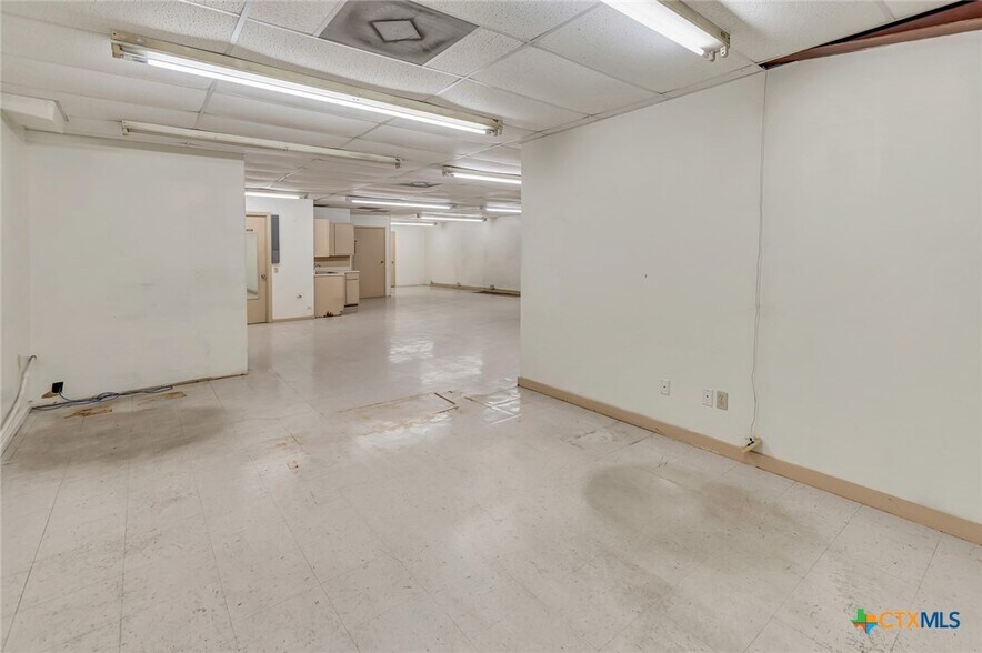 More Photos Of 306 N Wells St, Edna Office For Sale