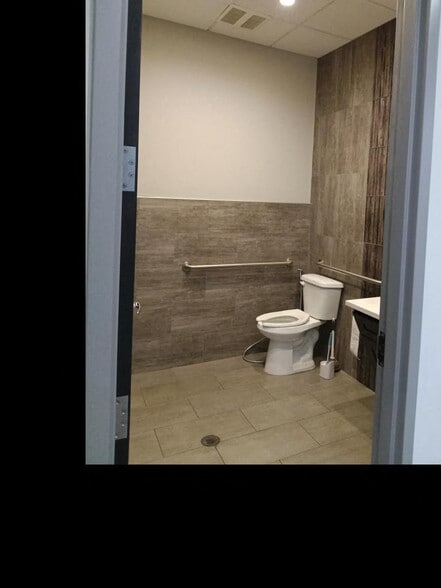 More Photos Of 5945 Peachtree Cors E, Peachtree Corners Flex For Sale