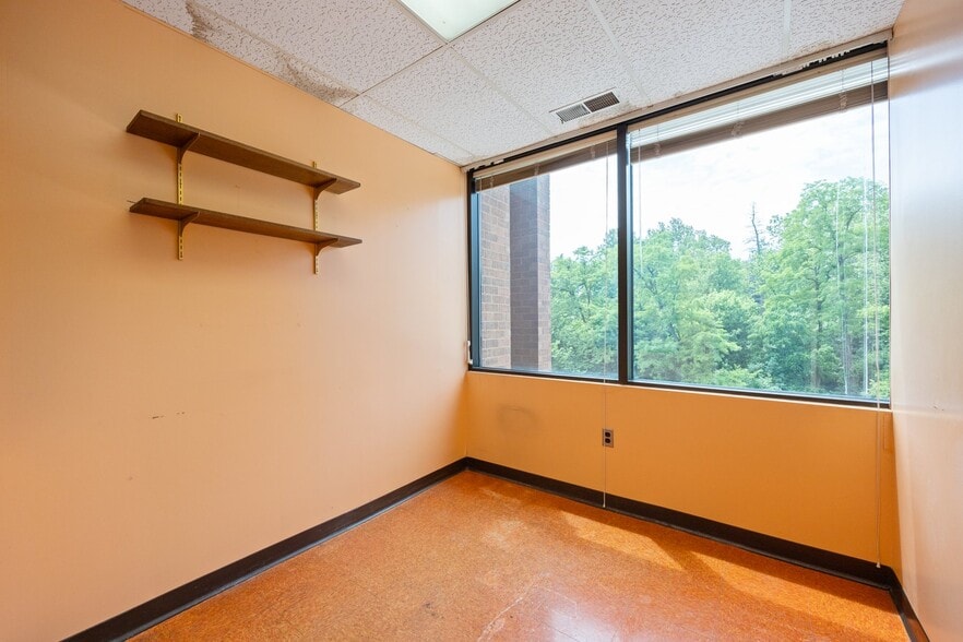 More Photos Of 7600 Osler Dr, Towson Medical For Sale