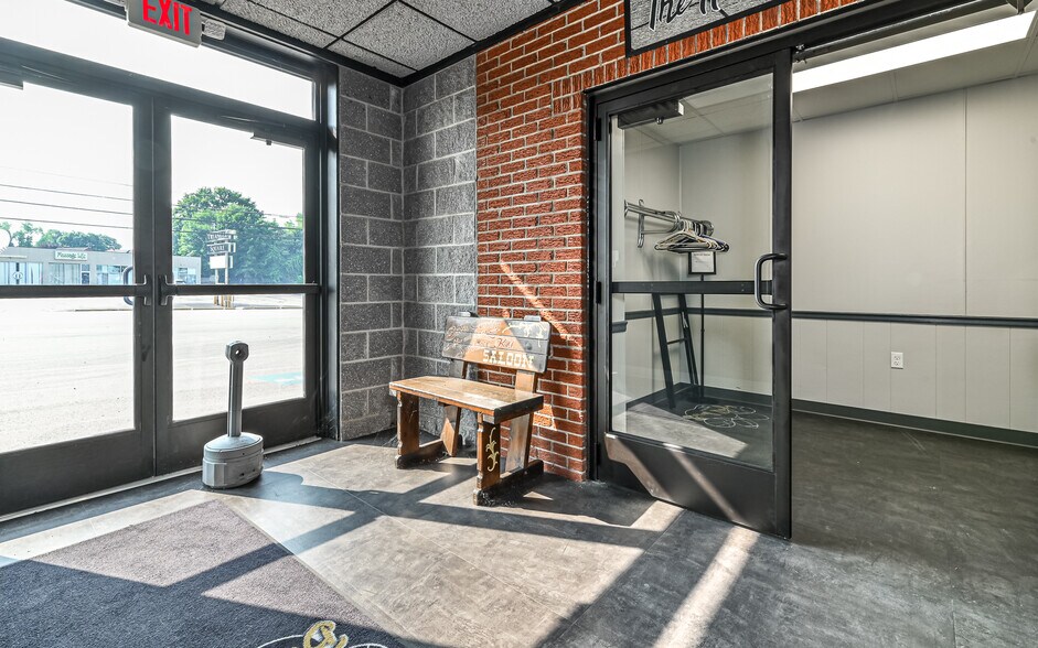 More Photos Of 2615 Freeport Rd, Natrona Heights Bar For Lease