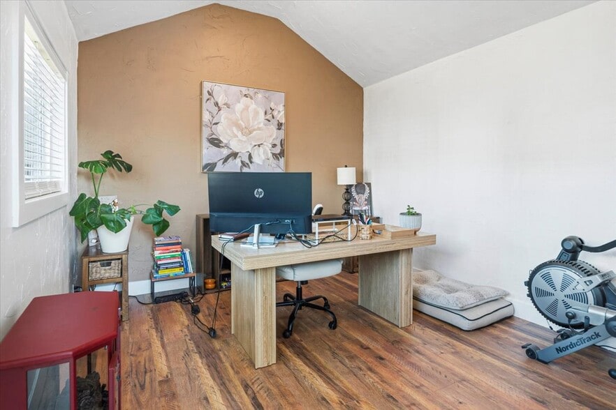 More Photos Of 736 SW 10th St, Redmond Office For Sale