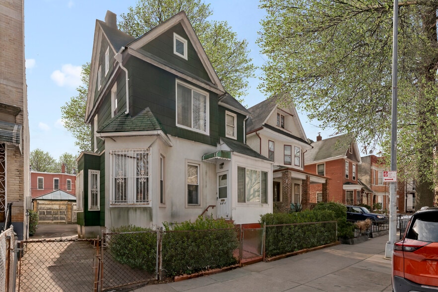 Primary Photo Of 250 Midwood St, Brooklyn Flex For Sale