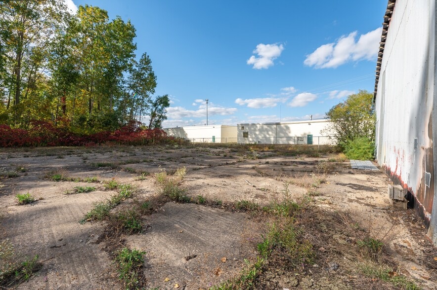 More Photos Of 3905 32nd St, Port Huron Truck Terminal For Sale