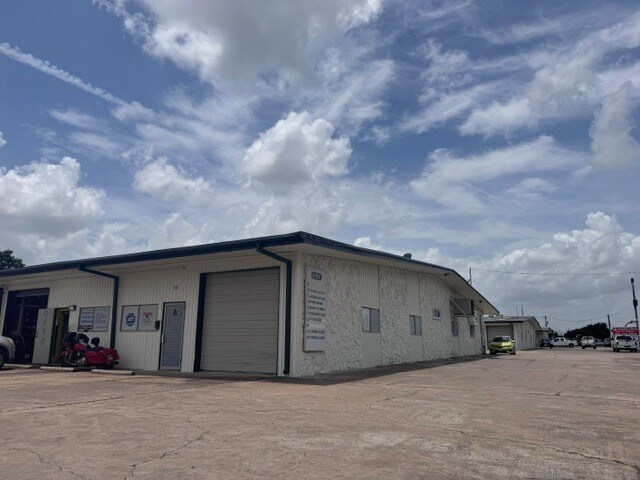 More Photos Of 6101 Pinemont Dr, Houston Warehouse For Lease