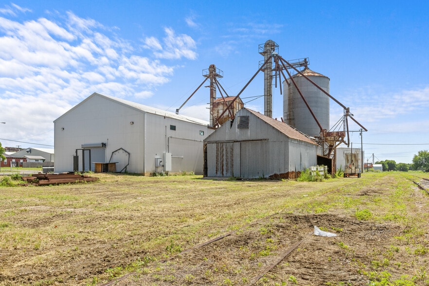 More Photos Of 151 5th St st, Honey Grove Flex For Sale